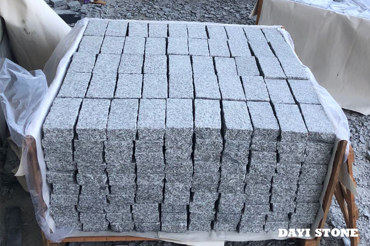 Cubes Light Grey Granite G603-ZP Top flamed edges natural split bottom sawn 20x10x5cm - Dayi Stone